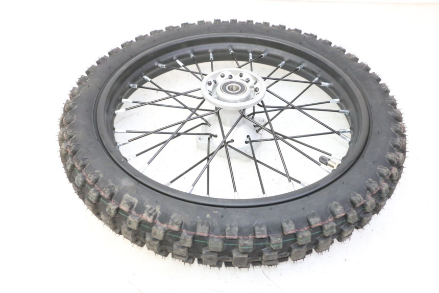 photo de JANTE AVANT ET PNEU APOLLO RFZ 125 - Gros plan technique