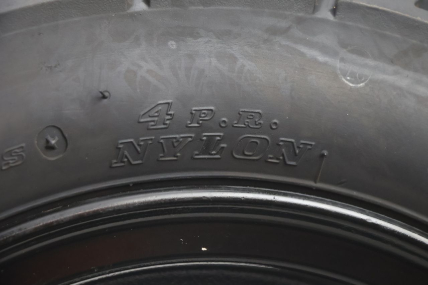 photo de JANTE AVANT ET PNEU TNT MOTOR ROMA 10' 2T 50 (2011 - 2018) - Vue rapprochée
