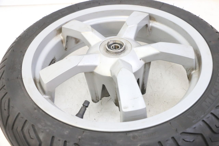 photo de JANTE AVANT ET PNEU PEUGEOT SATELIS 125 (2013 - 2018) - Gros plan technique