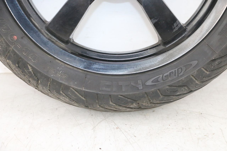 photo de JANTE AVANT ET PNEU PEUGEOT SATELIS 125 (2013 - 2018) - Vue rapprochée