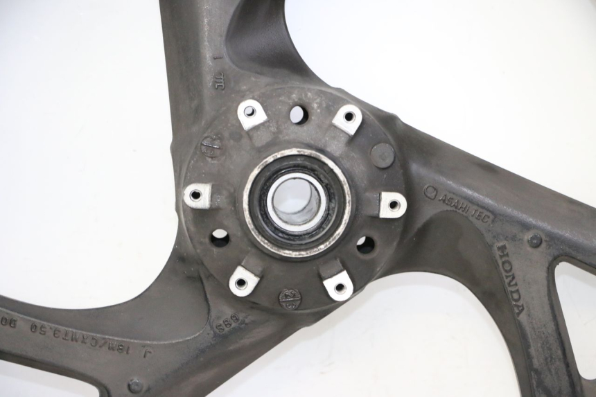 photo de JANTE AVANT ET PNEU HONDA ST PAN EUROPEAN 1300 (2002 - 2013) - Vue rapprochée