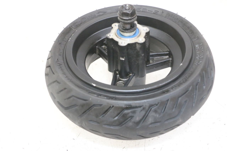 photo de JANTE AVANT ET PNEU NAMI STELLAR 1 - Gros plan technique