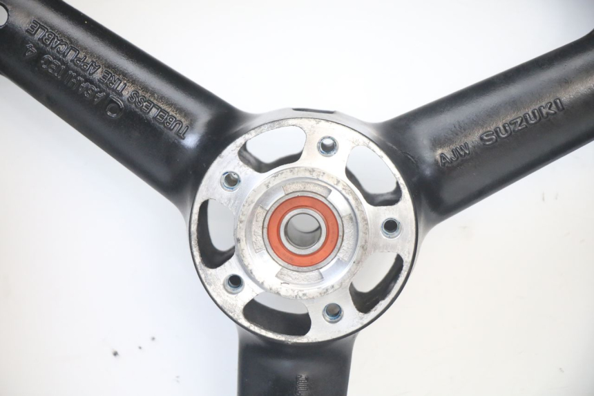 photo de JANTE AVANT ET PNEU SUZUKI GSF S BANDIT 600 (2000 - 2004) - Gros plan technique