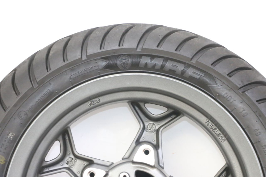 photo de JANTE AVANT ET PNEU APRILIA SXR 50 (2021 - 2023) - Détails caractéristiques