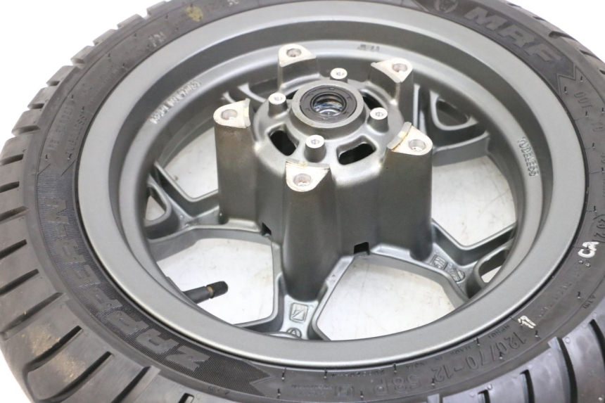 photo de JANTE AVANT ET PNEU APRILIA SXR 50 (2021 - 2023) - Autre angle de vue