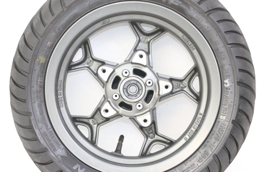 photo de JANTE AVANT ET PNEU APRILIA SXR 50 (2021 - 2023) - Marquages et références