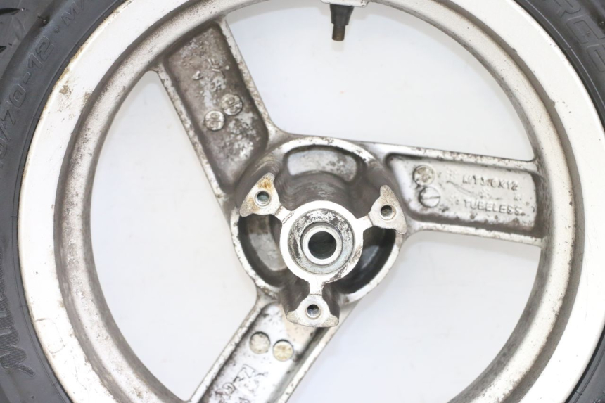 photo de JANTE AVANT ET PNEU PEUGEOT VIVACITY NEW 2T 50 (2008 - 2017) - Vue rapprochée