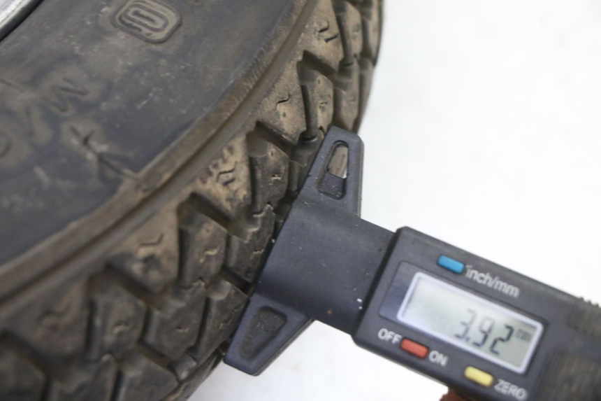 photo de JANTE AVANT ET PNEU MBK WAAP 125 (2008 - 2013) - Vue rapprochée