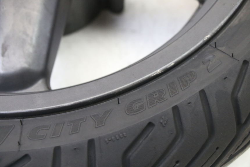 photo de JANTE AVANT ET PNEU YAMAHA X-MAX XMAX 125 (2010 - 2013) - Détails caractéristiques