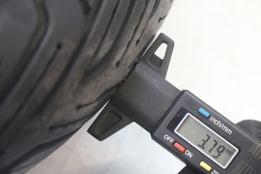 photo de JANTE AVANT ET PNEU YAMAHA X-MAX XMAX 125 (2010 - 2013) - Photo complémentaire