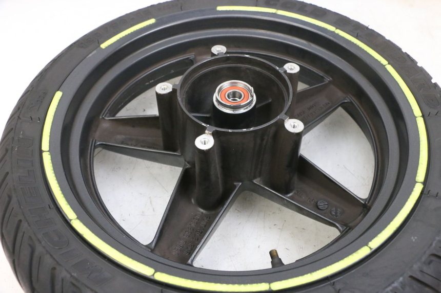 photo de JANTE AVANT ET PNEU YAMAHA XMAX X-MAX 125 (2006 - 2009) - Vue d’ensemble