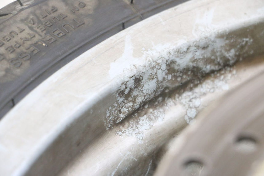 photo de JANTE AVANT ET PNEU PIAGGIO X9 EVOLUTION 125 (2003 - 2007) - Zoom état d’usage