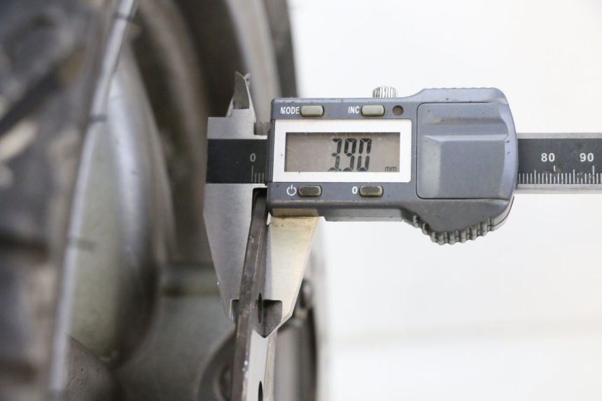 photo de JANTE AVANT ET PNEU PIAGGIO X9 EVOLUTION 125 (2003 - 2007) - Gros plan technique