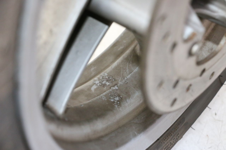 photo de JANTE AVANT ET PNEU PIAGGIO X9 EVOLUTION 125 (2003 - 2007) - Points de fixation