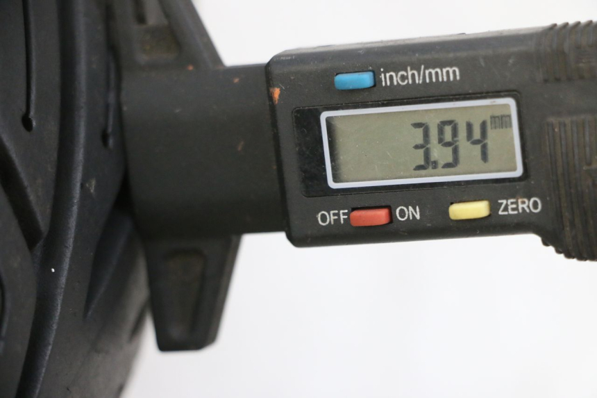 photo de JANTE AVANT ET PNEU PIAGGIO XEVO - X EVO 125 (2007 - 2017) - Zoom état d’usage