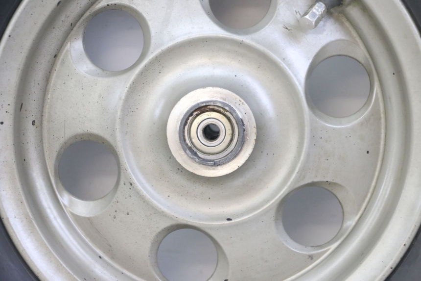 photo de JANTE AVANT ET PNEU YAMAHA BW'S NG NEXT GENERATION 50 (1996 - 2003) - Vue rapprochée