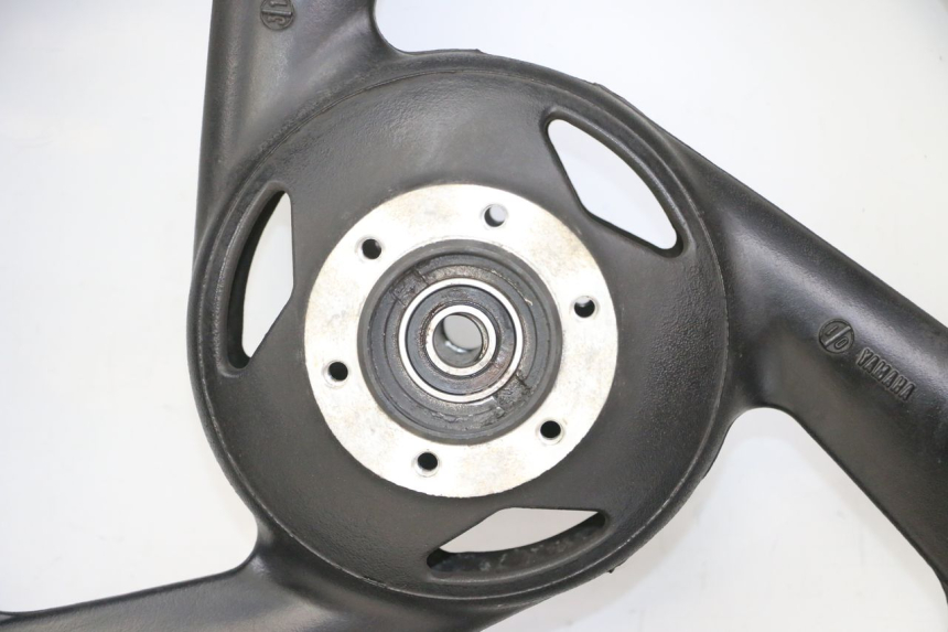 photo de JANTE AVANT ET PNEU YAMAHA FZS FAZER 600 (2001 - 2003) - Vue rapprochée