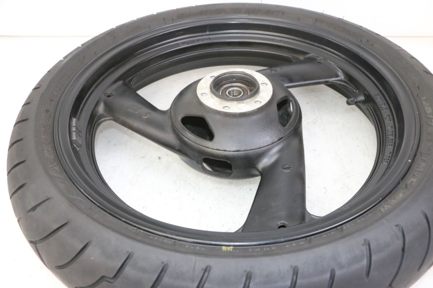 photo de JANTE AVANT ET PNEU YAMAHA FZS FAZER 600 (2001 - 2003) - Gros plan technique