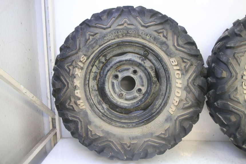 photo de JANTE AVANT ET PNEU YAMAHA YFM GRIZZLY 550 (2008 - 2015) - Détail de la pièce