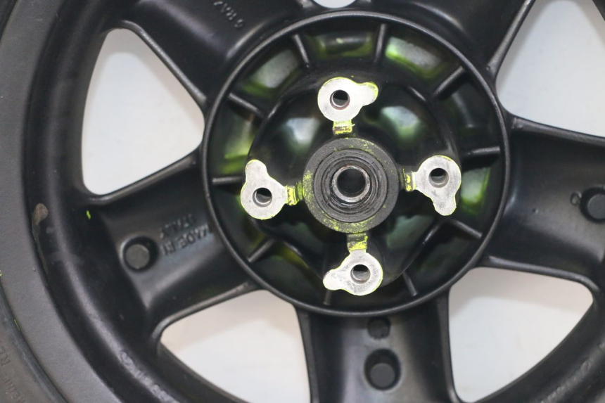 photo de JANTE AVANT ET PNEU YAMAHA YP MAJESTY 125 (2002 - 2006) - Détails caractéristiques