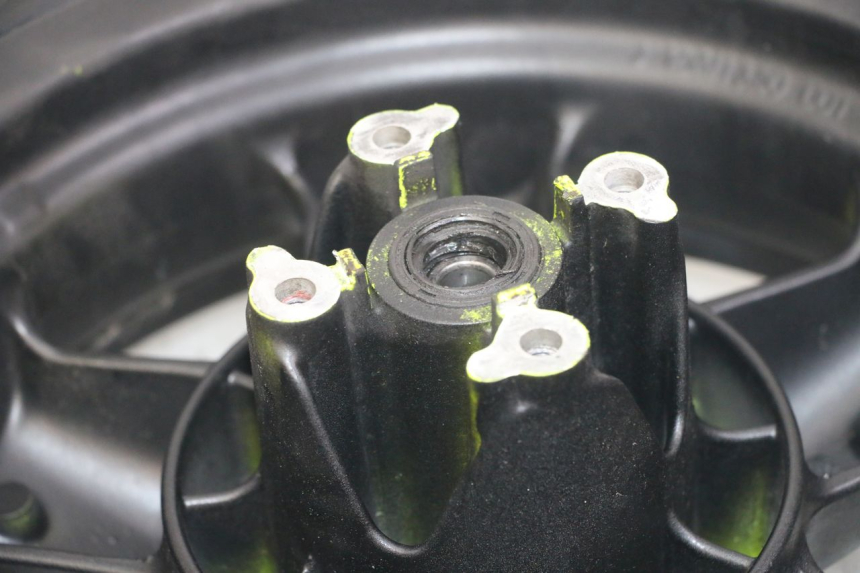 photo de JANTE AVANT ET PNEU YAMAHA YP MAJESTY 125 (2002 - 2006) - Vue d’ensemble