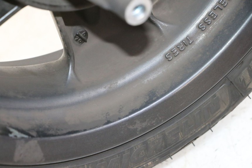 photo de JANTE AVANT ET PNEU YAMAHA YP MAJESTY 125 (2007 - 2010) - Gros plan technique