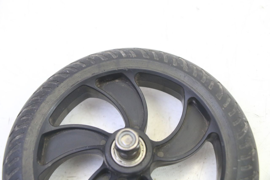 photo de JANTE AVANT ET PNEU MOOVWAY Z8 1 - Gros plan technique