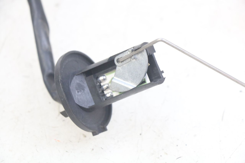 photo de JAUGE RESERVOIR ESSENCE KYMCO AGILITY 16+ 4T 50 (2018 - 2023) - Autre angle de vue