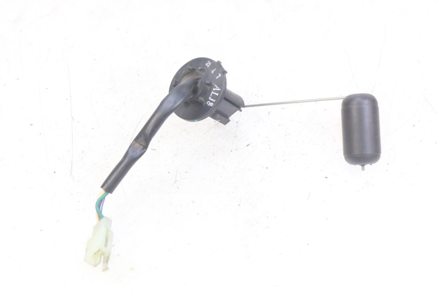 photo de JAUGE RESERVOIR ESSENCE KYMCO AGILITY 16+ 4T 50 (2018 - 2023) - Gros plan technique