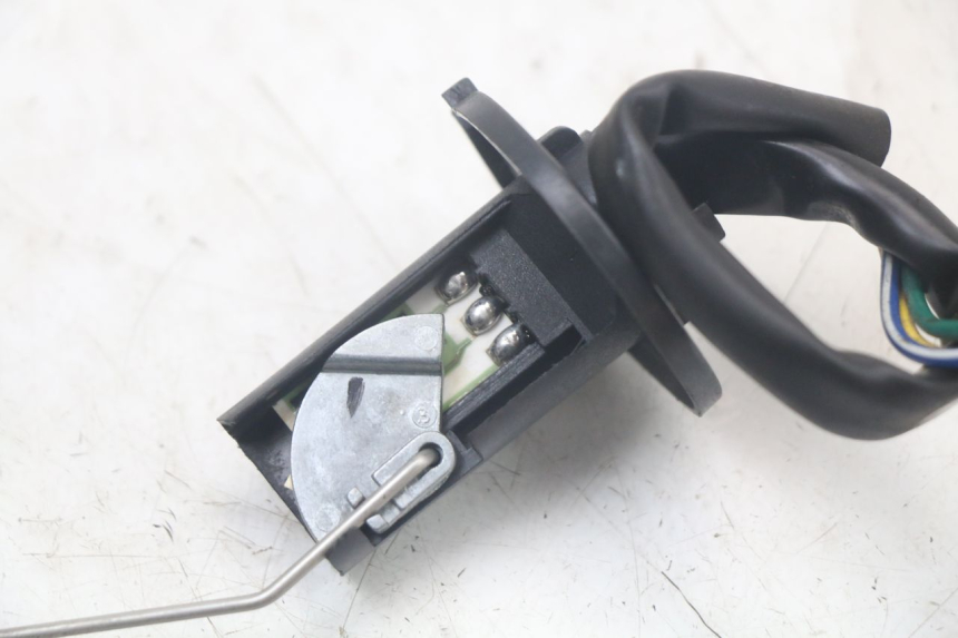 photo de JAUGE RESERVOIR ESSENCE KYMCO AGILITY 4T 50 (2018 - 2022) - Gros plan technique