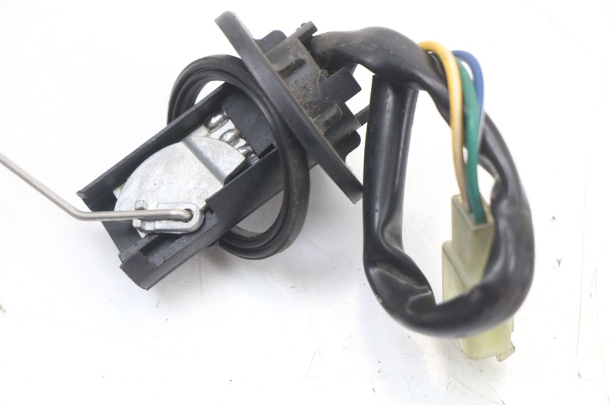 photo de JAUGE RESERVOIR ESSENCE KYMCO AGILITY CARRY 50 (2011 - 2020) - Autre angle de vue