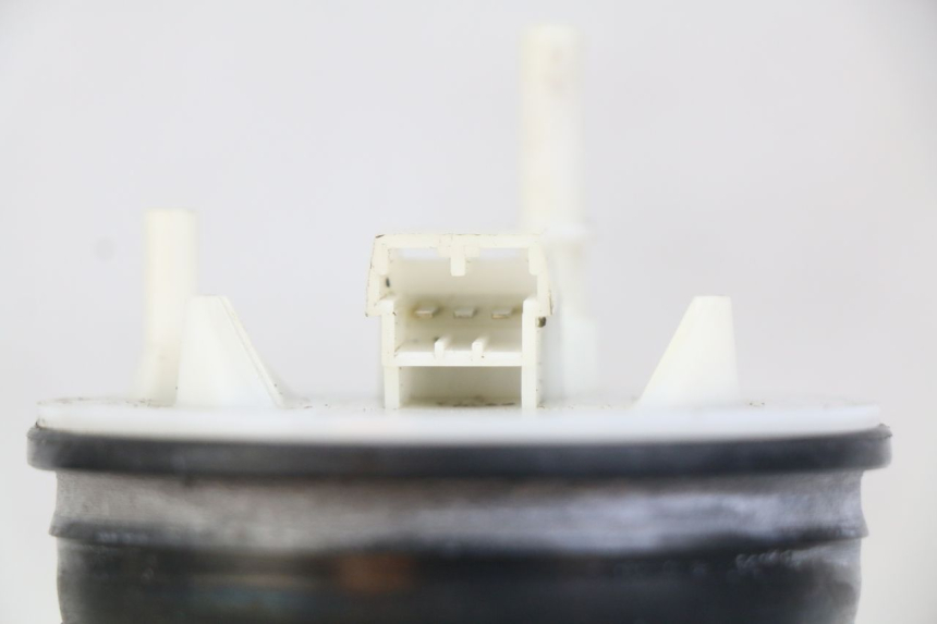 photo de JAUGE RESERVOIR ESSENCE APRILIA ATLANTIC 125 (2003 - 2009) - Gros plan technique