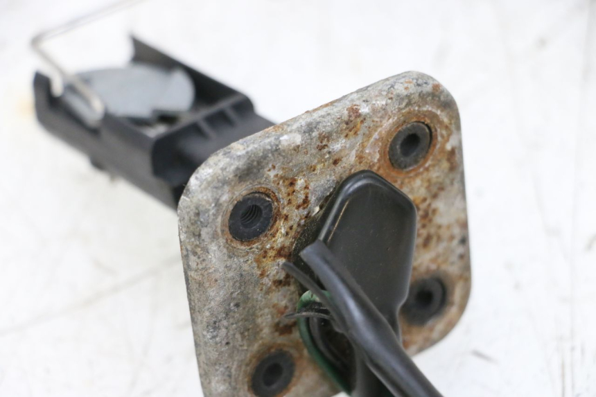 photo de JAUGE RESERVOIR ESSENCE MBK BOOSTER SPIRIT NAKED 50 (2004 - 2017) - Gros plan technique