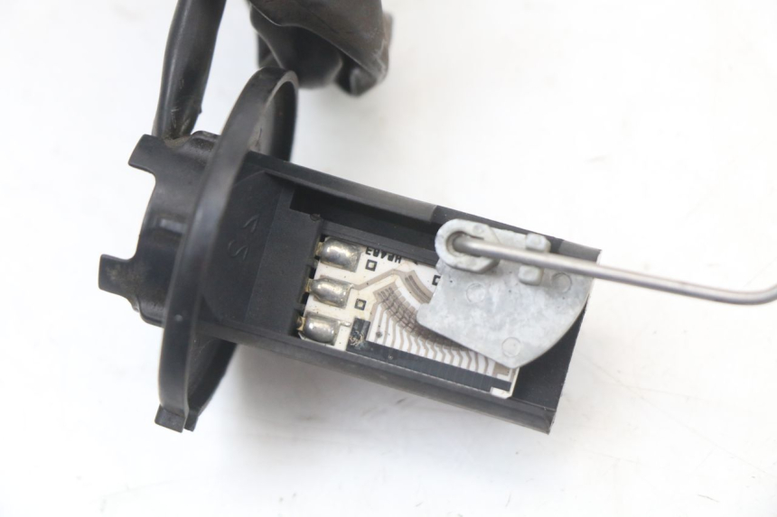 photo de JAUGE RESERVOIR ESSENCE HONDA FES PANTHEON 2T 125 (1998 - 2002) - Autre angle de vue