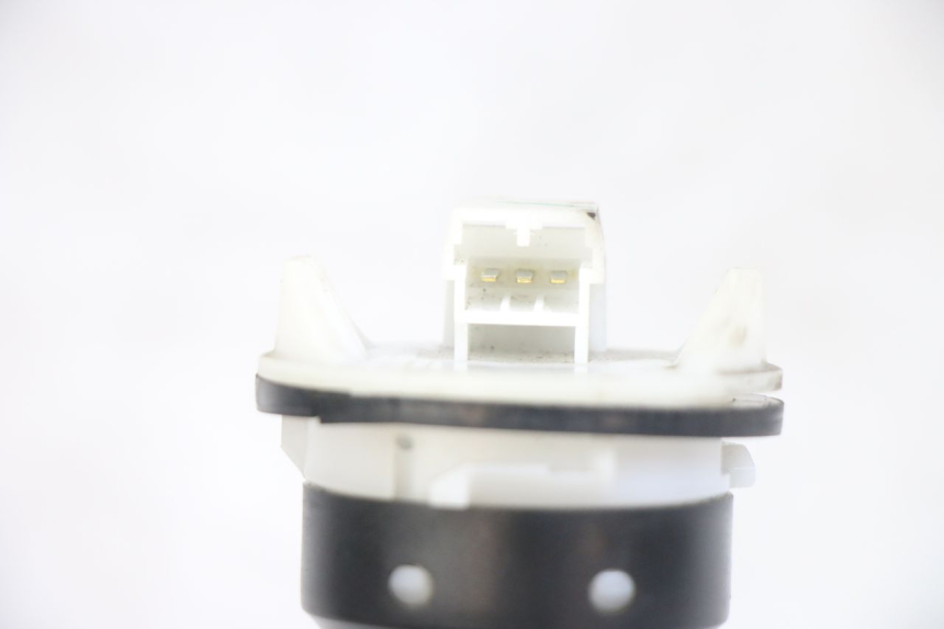 photo de JAUGE RESERVOIR ESSENCE PIAGGIO FLY 125 (2005 - 2012) - Autre angle de vue