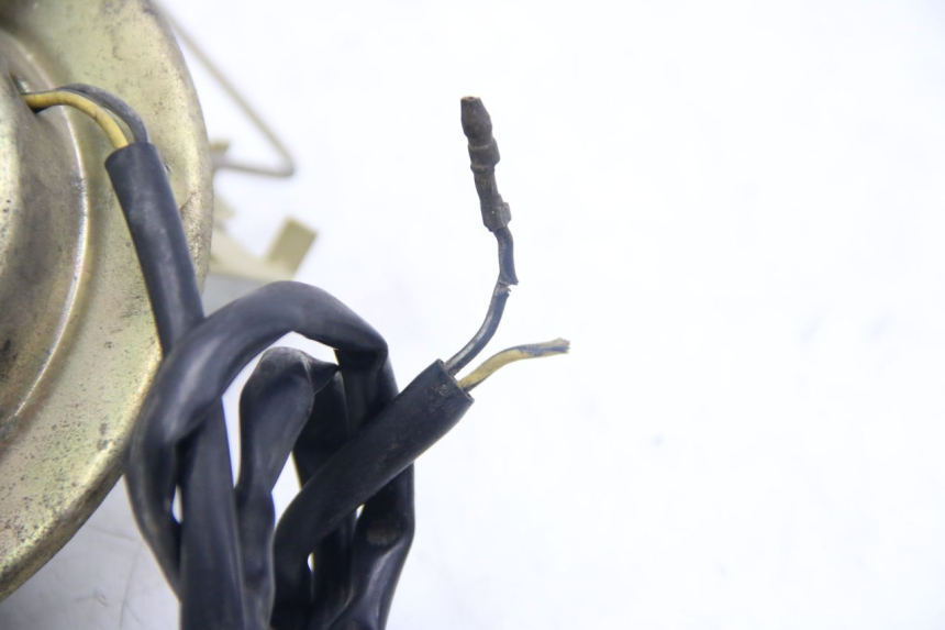 photo de JAUGE RESERVOIR ESSENCE SUZUKI GSX F GSXF 750 (1988 - 1998) - Autre angle de vue