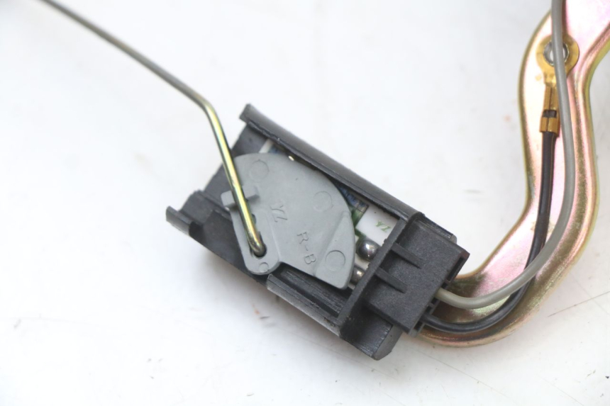 photo de JAUGE RESERVOIR ESSENCE PEUGEOT KISBEE 4T 50 (2018 - 2022) - Gros plan technique