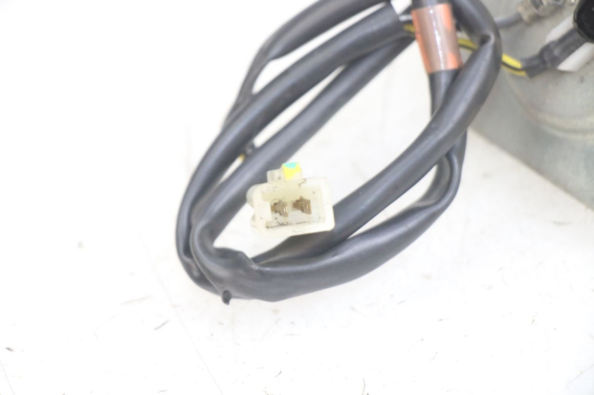 photo de JAUGE RESERVOIR ESSENCE PIAGGIO MEDLEY 125 (2016 - 2023) - Autre angle de vue