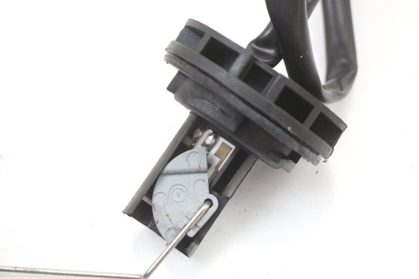 photo de JAUGE RESERVOIR ESSENCE SYM MIO 50 (2005 - 2010) - Détail de la pièce