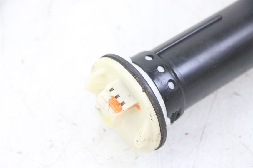 photo de JAUGE RESERVOIR ESSENCE PIAGGIO MP3 LT 400 (2007 - 2012) - Autre angle de vue