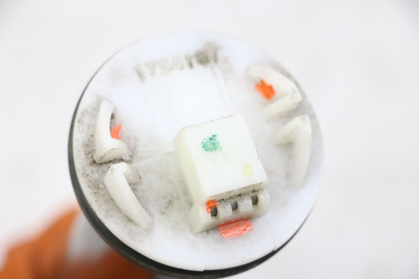 photo de JAUGE RESERVOIR ESSENCE PIAGGIO MP3 500 (2014 - 2017) - Gros plan technique