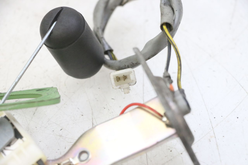 photo de JAUGE RESERVOIR ESSENCE PIAGGIO NEW TYPHOON 50 (2018 - 2021) - Zoom état d’usage