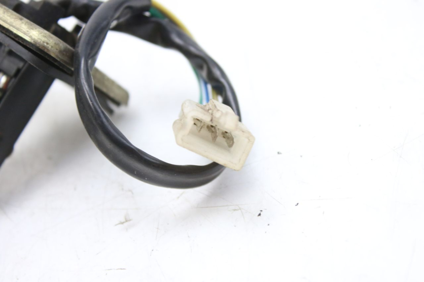 photo de JAUGE RESERVOIR ESSENCE PEUGEOT V-CLIC VCLIC 50 (2007 - 2013) - Points de fixation