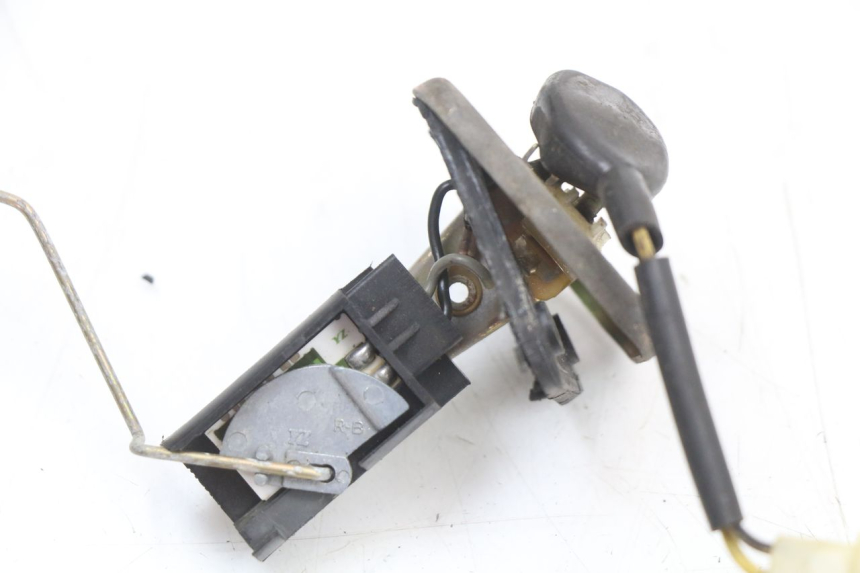 photo de JAUGE RESERVOIR ESSENCE PEUGEOT VIVACITY NEW 4T 50 (2008 - 2017) - Gros plan technique