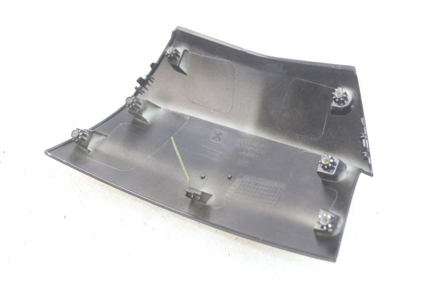 photo de JONCTION CARENAGE ARRIERE PEUGEOT CITYSTAR 125 (2011 - 2017) - Détail de la pièce