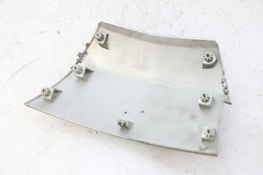 photo de JONCTION CARENAGE ARRIERE PEUGEOT CITYSTAR 50 (2013 - 2017) - Zoom état d’usage