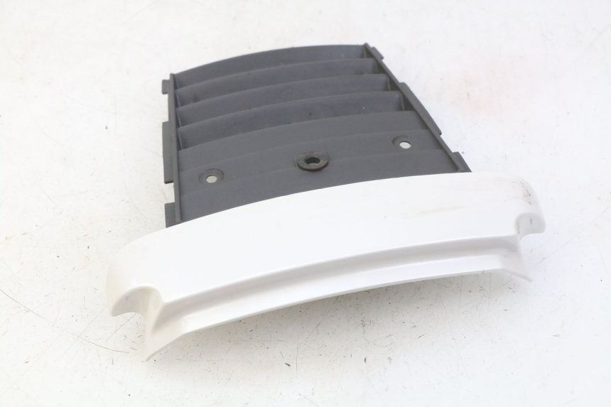 photo de JONCTION CARENAGE ARRIERE SUZUKI CP 80 (1985 - 1996) - Gros plan technique