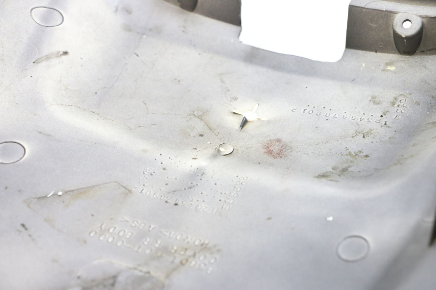 photo de JONCTION CARENAGE ARRIERE HONDA FJS SILVER WING SILVERWING 400 (2005 - 2008) - Gros plan technique