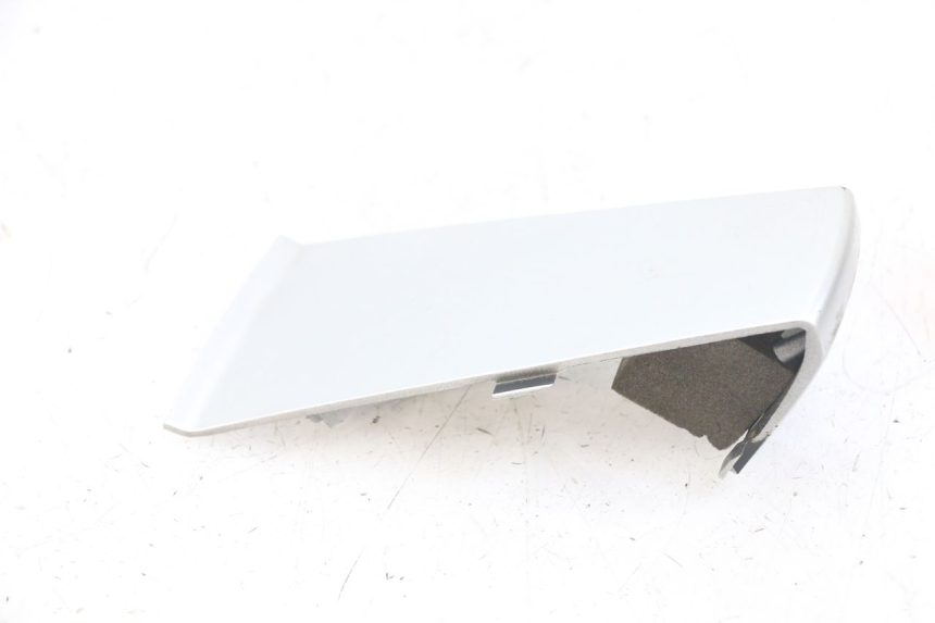 photo de JONCTION CARENAGE ARRIERE SUZUKI GS GSE 500 (2001 - 2003) - Gros plan technique