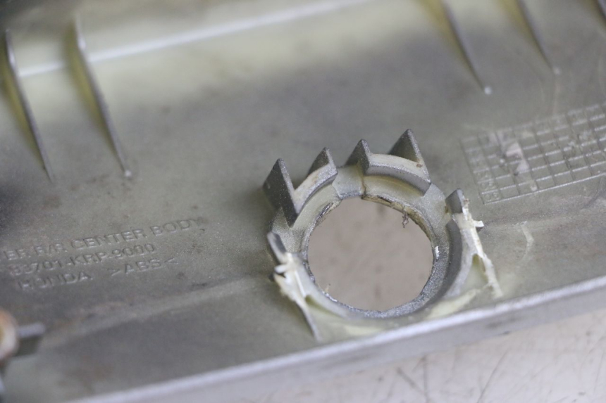 photo de JONCTION CARENAGE ARRIERE HONDA SCV LEAD 100 (2003 - 2007) - Détail de la pièce